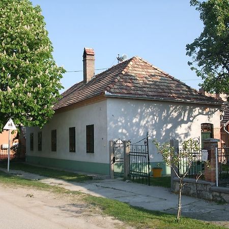Bike Stop Duna Dunaszentmiklos Exterior photo